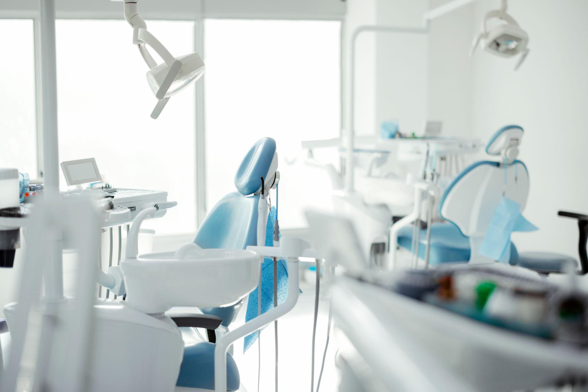 Kompozit dolguların ömrü ne kadardır? Uzun ömürlü olması nelere bağlıdır? En sık yapılan hatalar nelerdir? Kompozit Dolgu Yapımında Neden Hassasiyet Önemlidir?